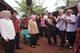 Mensos Bantu Lansia Hidup Sebatang Kara di Kabupaten Tangerang