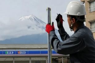 Jepang Terapkan Cara Baru Atasi Membeludaknya Wisatawan di Gunung Fuji