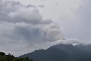 Gunung Lewotobi Laki-laki di Folres Timur Meletus