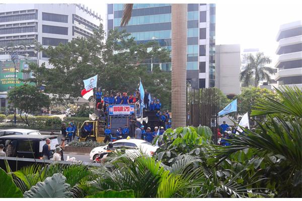 Ratusan Buruh Berunjuk Rasa di Istana Negara