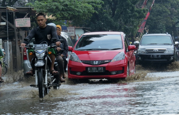 Genangan Air di Jalan M. Kahfi, Ciganjur Masih Terendam