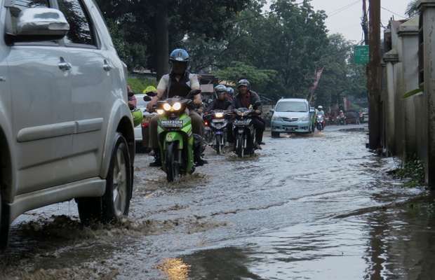 Genangan Air di Jalan M. Kahfi, Ciganjur Masih Terendam