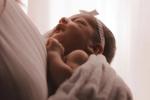 Gendong Sambil Jalan Kaki 5 Menit dapat Tenangkan Bayi