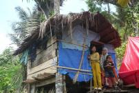 Mensos Belikan Rumah untuk Ibu dan Anak yang Tinggal di Tepi Hutan