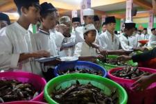 KKP Bagikan Ikan Layang ke 16.000 Santri Jawa Timur