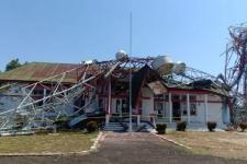 Tower Telkomsel Timpa Kantor Camat di Manggarai Barat