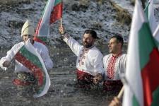 Warga Bulgaria Merayakan Epifani Dengan Ritual Terjun ke Sungai Berair Dingin