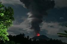 Gunung Ibu di Halmahera Meletus, Menyemburkan Lahar Panas dan Asap