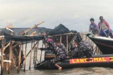 TNI AL Bersama Warga Bongkar Pagar Laut di Perairan Tangerang