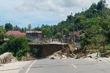 Tanah Longsor, Jalan Trans Sulawesi di Poso Terputus 