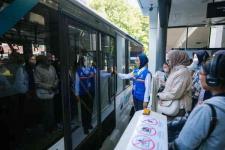 Transjakarta Izinkan Penumpang Buka Puasa dalam Bus