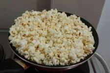 Bahaya Balita Mengonsumsi Camilan Popcorn