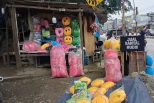 Penjual Bantal Mudik Raup Untung Jelang Lebaran