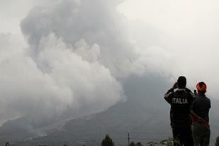 Selasa, Gunung Sinabung 21 Kali Erupsi Pengungsi Meningkat