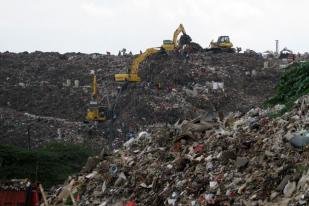 Bukit Sampah dan Kehidupan TPST Bantar Gebang