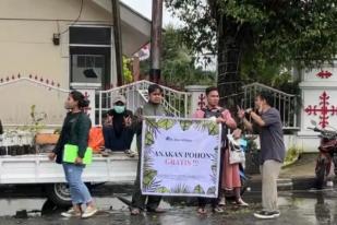 MCC Bagi Anakan Pohon Gratis untuk Warga Ambon