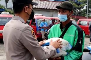 Polri Bagikan 10 kg Beras untuk Pengemudi Ojek Daring