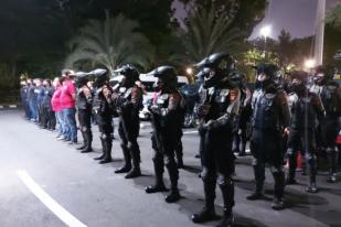 Polda Metro Jaya Bagikan Sembako Saat Patroli Malam