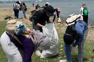 BEM UI Kumpulkan Sampah di Pesisir Pantai Jakut