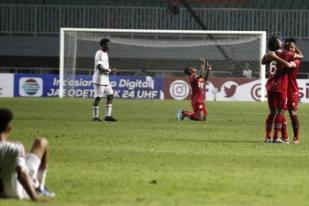 Pelatih UEA Sentil Kualitas Rumput Stadion Pakansari Bogor