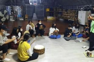 Musisi Ambon Ajari Anak-anak Korsel Main Tifa - Ukulele