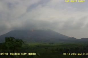 Gunung Semeru Luncurkan Awan Panas