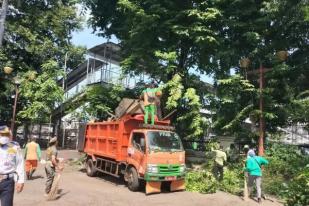 Pemkot Jakbar Bersihkan Gereja Jelang Natal