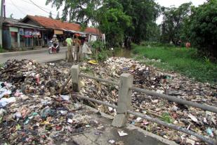 Pascahujan, Sampah Menumpuk di Kali Pondok Ungu