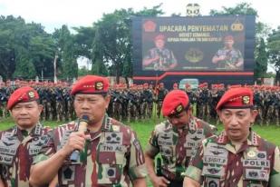 Panglima TNI dan Kapolri Terima Brevet Kopassus