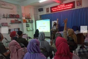 UK Maranatha Latih Public Speaking Anggota PKK Sukawarna Bandung