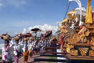 Umat Hindu Bali Ikuti Upacara Melasti Jelang Hari Nyepi