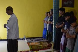 Muslim Desa Adat Tuban Bali Shalat Tarawih di Rumah