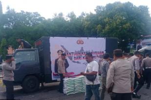 Polri Salurkan Bantuan 50 Ton Beras ke NTT