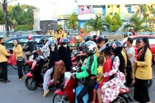 Mahasiswa Hindu Berbagi Takjil Buka Puasa di Kendari