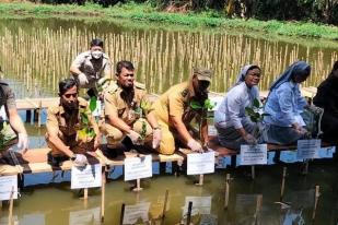 Jakarta Ajak Biarawati Tanam Ratusan Mangrove