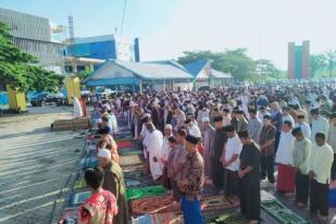 Pemuda adat Dayak Jaga Shalat Id