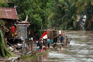 Warga Manado Bersihkan Rumah