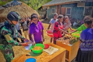 TNI Ajarkan Mama-mama Papua Buat Donat dan Keripik