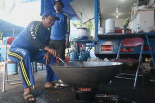 Para Relawan Bantu Pengungsi Korban Banjir di Jakarta Timur