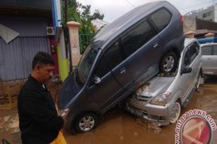 Banjir Berlalu Tinggalkan Sampah dan Lumpur di Manado 