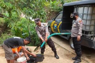 Polri Modifikasi Mobil Patroli untuk Suplai Air Bersih di Trenggalek