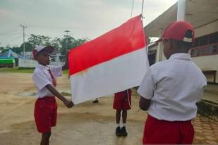 TNI Kibarkan Merah Putih di Susumuk-Papua Barat Daya