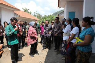 Kemensos Serahkan 36 Unit Rumah Deret Warga Klungkung