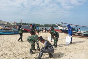 Ratusan Relawan Bersihkan Sampah di Pantai Santolo Garut