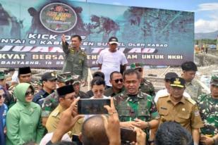 TNI Gelar Aksi Bersih Sampah di Pantai Seruni Bantaeng