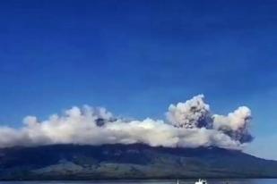 Gunung Lewotobi Laki-laki NTT Erupsi