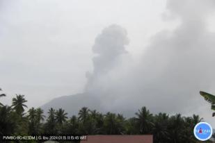 Gunung Ibu di Maluku Utara Meletus