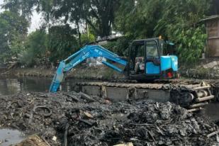 Jakbar Keruk Kali Semongol Cegah Banjir