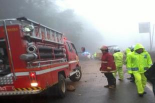 Terjadi Longsor Sebelum Masjid Attaawun Puncak