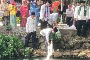 Jaksel Tebar 15.000 Benih Ikan di Setu Babakan